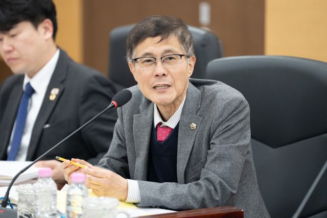 이명규 시의원(국민의힘·부평1)이 19일 인천시의회 산업경제위원회 회의에서 ‘인천시 지하도상가 관리·운영 조례 일부개정조례안’을 대표발의하고 있다. 인천시의회 제공