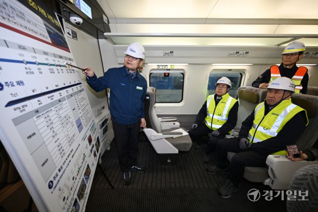 19일 경기도 고양시 수도권철도차량정비단에서 맹성규 국회 국토교통위원장, 박찬대 더불어민주당 의원이 인천발 KTX에 들어갈 신형 차량(EMU 320) 도입 계획과 철도 안전 전반을 확인 점검하고 있다. 조병석기자