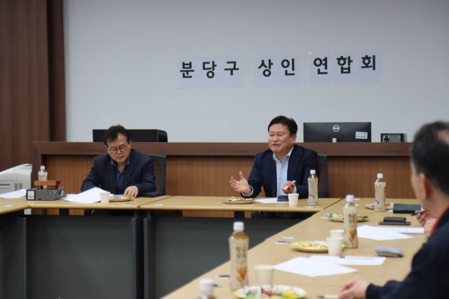 19일 야탑동 분당구 상인회 사무실에서 심한철 분당경찰서장(가운데)이 상인회장단과 보이스피싱 예방을 위한 간담회 자리에서 발언하고 있다. 분당경찰서 제공