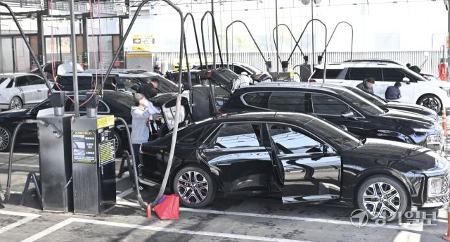 맑은 하늘 아래…미세먼지 사라지자 세차장 ‘북적’ [포토뉴스]