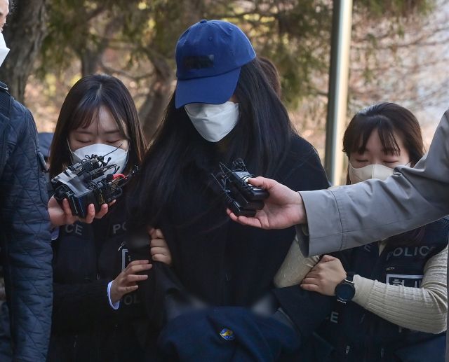 세살배기 딸을 학대해 숨지게 한 30대 친모 A씨가 19일 수원지방법원 안산지원에서 열린 구속 전 피의자 심문(영장실질심사)에 출석하고 있다. 연합뉴스