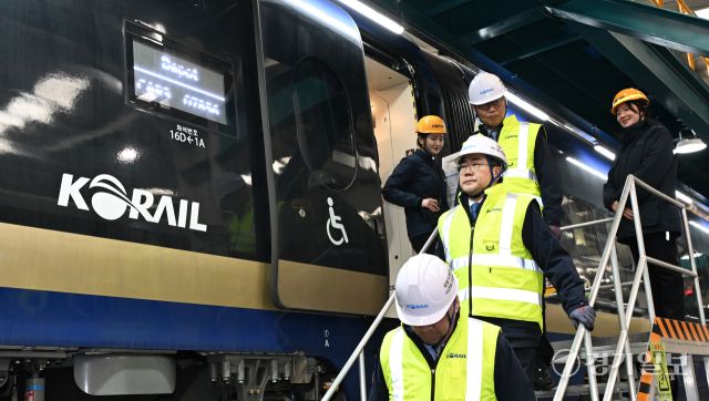 19일 경기도 고양시 수도권철도차량정비단에서 맹성규 국회 국토교통위원장, 박찬대 더불어민주당 의원이 인천발 KTX에 들어갈 신형 차량(EMU 320) 도입 계획과 철도 안전 전반을 확인 점검하고 있다. 조병석기자