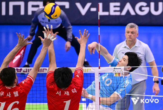인천 대한항공의 정지석이 2일 수원실내체육관에서 열린 수원 한국전력과 진에어 2025~26 V리그 남자부 6라운드 원정 경기서 스파이크를 시도하고 있다. KOVO 제공