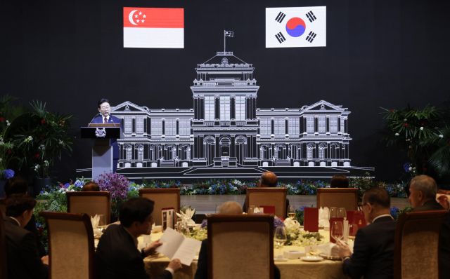 이재명 대통령이 2일 싱가포르 카펠라 호텔에서 열린 국빈방문 공식만찬에서 건배사를 하고 있다. 연합뉴스