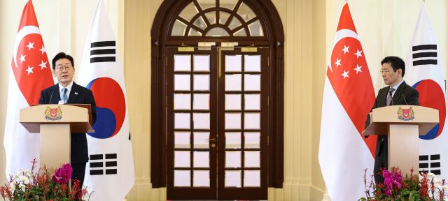 이재명 대통령과 로런스 웡 싱가포르 총리가 2일 싱가포르 외교부 청사에서 정상회담 후 공동언론발표를 하고 있다. 연합뉴스