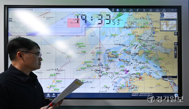 인천 해역 야간조업 및 항해 제한이 일시 해제된 1일 인천 중구 수협중앙회 인천어선안전조업국에서 관계자들이 야건조업 어선의 위치를 확인하고 있다. 1982년 인천·경기 해역 내 일부 어장에서 국가 안전 보장 등을 이유로 야간 항행과 조업이 금지된 지 44년 만에 만도리어장 이남(북위 37°30′) 해역 등에서 꽃게 성어기인 3월 1일부터 6월 30일까지 인천 연안 어선 890여척이 24시간 항행과 조업이 시범 운영된다. 조병석기자