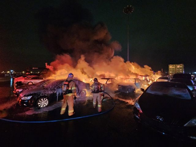2일 오후 인천항 중고차 장치장에서 불이 난 모습. 인천소방본부 제공