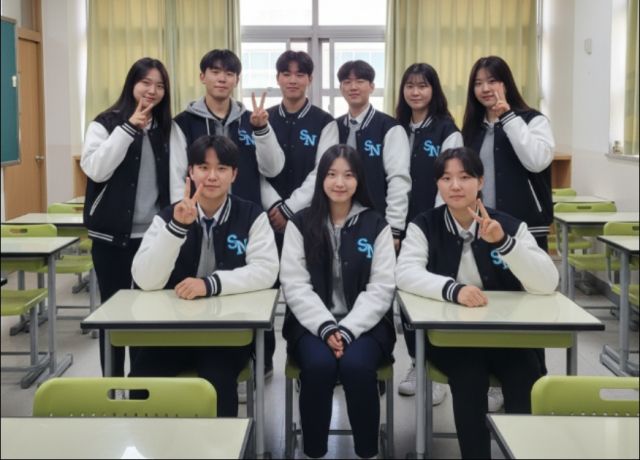 시흥 능곡고 학생들이 올해부터 새로 바뀐 ‘편한교복’을 입고 포즈를 취하고 있다. 시흥능곡고 제공