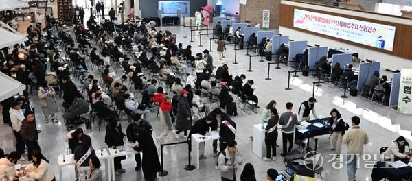 인천 남동구 인천시청 중앙홀에 마련된 천원주택(매입임대주택) 접수처에서 예비 입주자들이 접수를 하고 있다. 경기일보DB