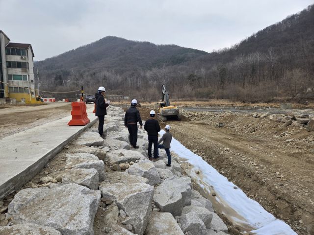 경기도 해빙기 하천 정비사업 언전점검 모습. 경기도 제공