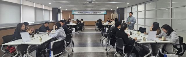 김포지역 초등학교의 부장교사들이 수업과 평가의 전문성 향상을 위한 워크숍을 듣고 있다. 김포교육지원청 제공