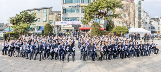 1일 인천 계양구 황어장터에서 열린 제107주년 3·1절 기념행사에서 참석자들이 태극기를 들고 만세삼창을 하고 있다. 계양구청 제공