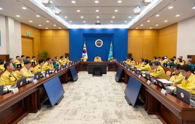 강훈식 대통령 비서실장이 2일 청와대에서 주간업무회의를 주재하고 있다. 연합뉴스