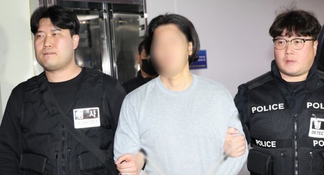 항공사 기장을 흉기로 살해한 50대 김모씨가 20일 부산 부산진경찰서에서 구속 전 피의자 심문(영장실질심사)에 출석하기 위해 이동하고 있다. 연합뉴스