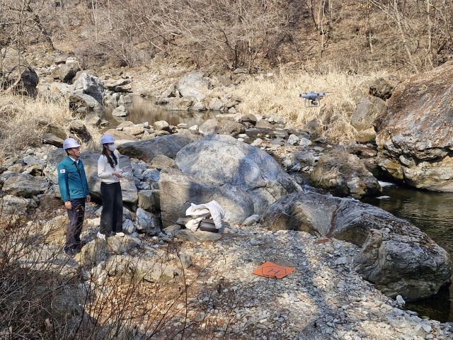 수동계곡 일대에서 드론 촬영을 진행 중인 김상수 부시장. 남양주시 제공