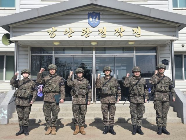 군단장 표창을 받은 1사단 장단대대 장병들의 모습. 왼쪽부터 정경윤 상병, 권호민 중사, 문구송 소령, 조현량 대위, 오권삼 대위, 김우영 중사(진)