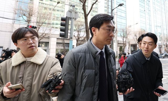 장경태 더불어민주당 의원이 19일 자신의 성추행 의혹 사건 관련 수사심의위원회에 출석하고 있는 모습. 연합뉴스