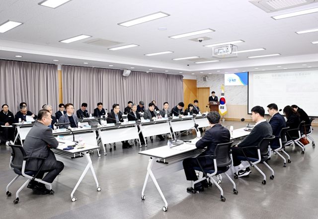 파주시가 19일 시청 대회의실에서 김경일 파주시장을 비롯한 관계자들이 참석한 운정신도시연합회 간담회를 열었다. 파주시 제공