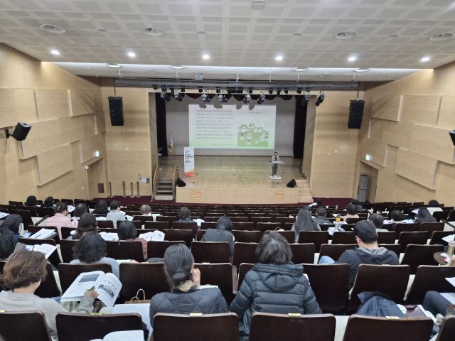 지역아동센터 경기북부지원단이 서정대에서 실시한 종사자 필수교육에 참석한 지역아동센터 시설장들이 교육을 받고 있다. 지역아동센터 경기북부지원단 제공
