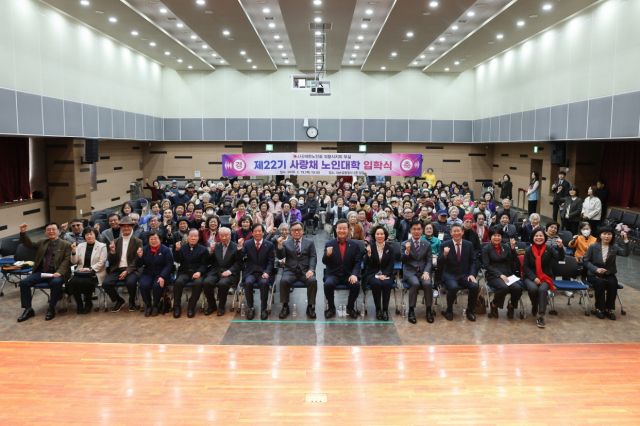 김성제 의왕시장과 이종훈 대한노인회 의왕시지회장, 김학기 의왕시의회의장, 도·시의원, 어르신들이 사랑채노인대학 입학식에서 화이팅을 외치고 있다. 의왕시 제공