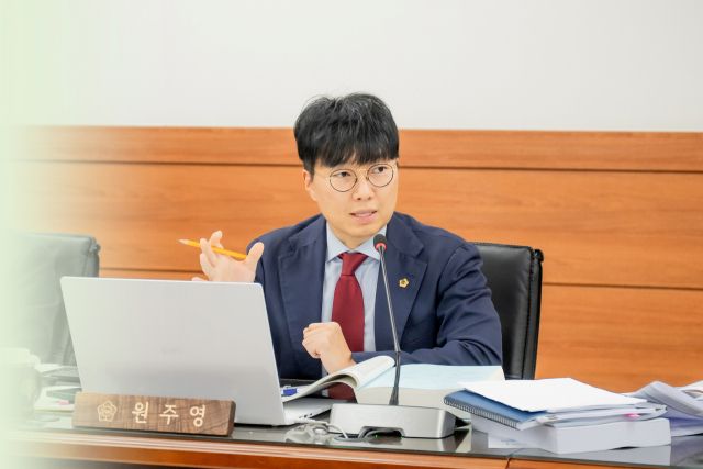 원주영 의원이 대표발의한 남양주시 식품접객업 옥외영업에 관한 조례 일부개정조례안에 대한 의견을 제시하고 있다. 남양주시의회 제공