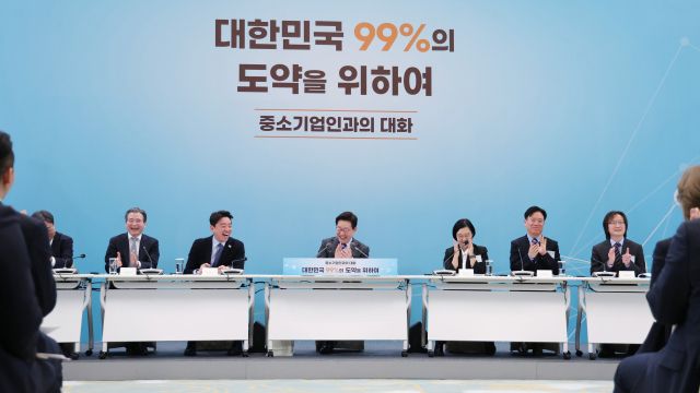 이재명 대통령이 20일 청와대 영빈관에서 열린 중소기업인과의 대화에서 한 참석자의 발언이 끝난 뒤 박수치고 있다. 연합뉴스