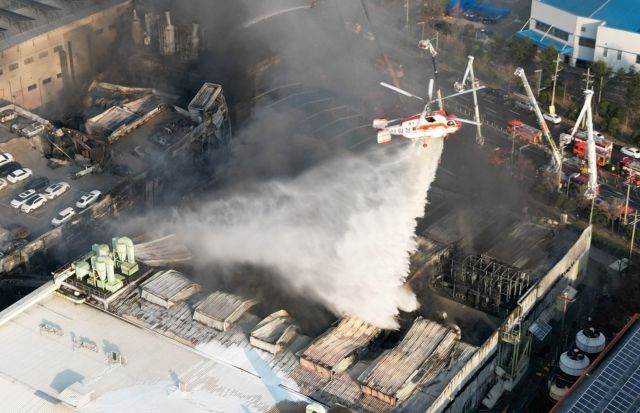 20일 오후 대전 대덕구 문평동 한 자동차부품 제조 공장에서 불이나 소방 당국이 진화에 나서고 있다. 연합뉴스