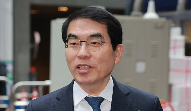 6·3 지방선거 경기도지사에 도전하는 더불어민주당 양기대 전 의원이 지난달 24일 서울 영등포구 여의도 더불어민주당 중앙당사에서 열린 광역단체장 후보 면접에 참석하며 취재진과 인터뷰하고 있다. 연합뉴스