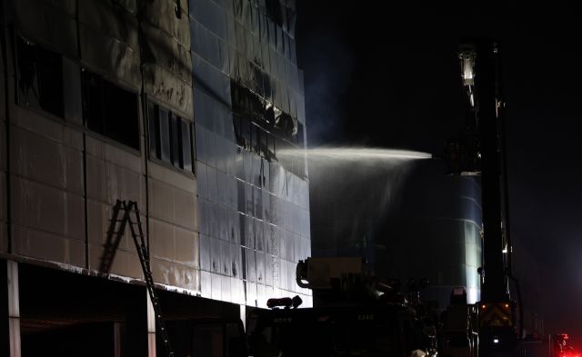 20일 오후 불이 난 대전 대덕구 문평동 한 자동차부품 제조 공장에서 소방 당국이 진화작업을 하고 있다. 연합뉴스