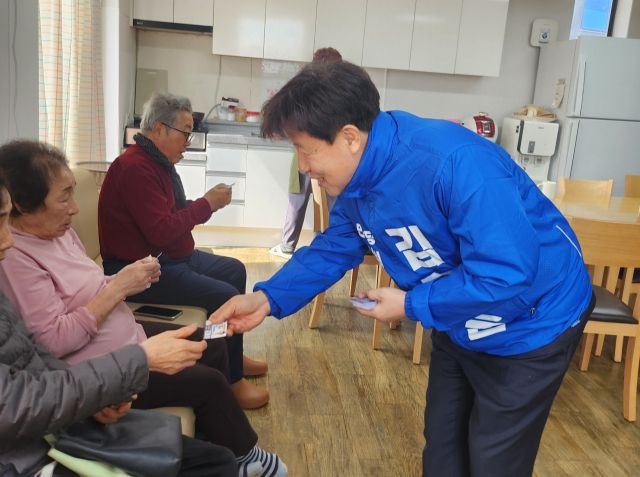 더불어민주당 김동훈 인천시의원(연수1) 예비후보가 연수구 곳곳을 돌며 이름을 알리고 있다. 김샛별 기자