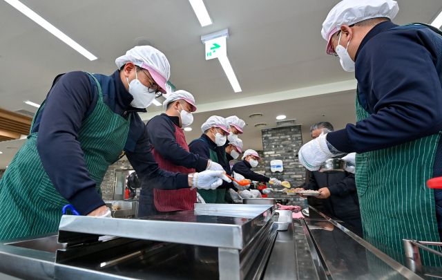지난 20일 해군 제2함대 사령부 장병들이 평택시 안중읍 평택서부노인복지관에서 봉사활동을 실시하고 있다. 2함대 제공