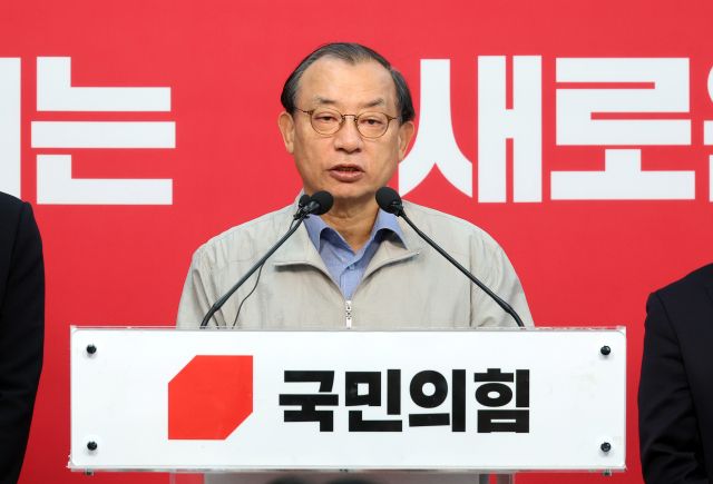 국민의힘 이정현 공천관리위원장이 20일 서울 영등포구 여의도 중앙당사에서 경상북도지사 예비경선 결과를 발표하고 있다. 연합뉴스