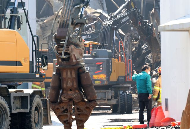 소방 관계자들이 21일 오전 대형 화재가 발생한 대전 대덕구 안전공업으로 진입하고 있다. 연합뉴스