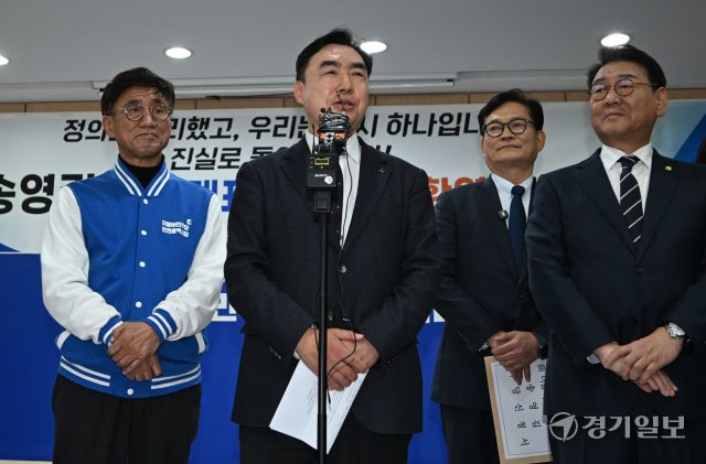 윤관석 전 의원이 20일 인천 남동구 더불어민주당 인천시당을 찾아 복당 신청서를 제출하고 소감을 밝히고 있다. 조병석기자