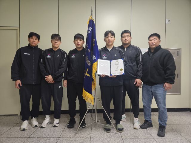 왼쪽부터 홍석웅, 박희원, 김유철, 송민기, 황민호 선수와 김혁 감독이 ‘2026년 회장기 전국 유도대회’를 마치고 기념사진을 촬영하고 있다. 용인시 제공