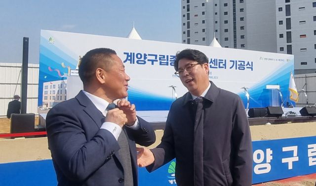 김광 더불어민주당 인천 계양구청장 예비후보(50)가 지난 20일 인천 계양테크노밸리(TV) 공공주택지구에서 열린 ‘계양구립 종합누리센터’ 기공식 행사장에서 많은 주민들을 만나 의견을 듣고 있다. 김 예비후보 제공