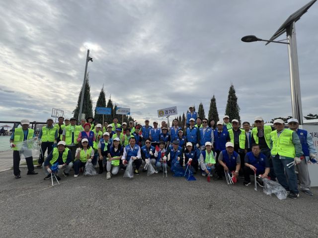 바르게살기운동 경기도협의회 회원들이 환경 정화 활동에 참여해 생활 쓰레기를 수거하며 지역 환경 개선에 힘을 보태고 있다. 바르게살기운동 경기도협의회 제공