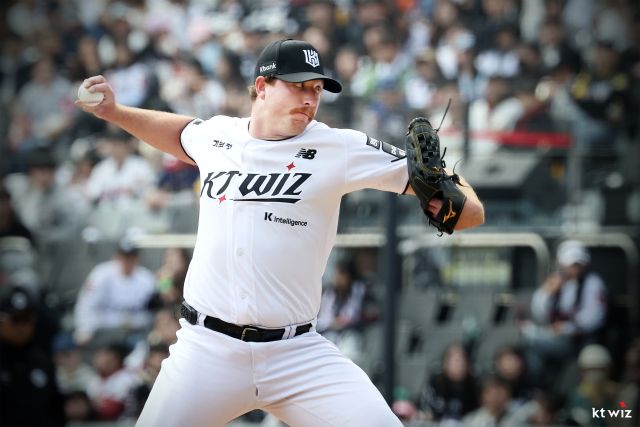 KT의 외국인 투수 맷 사우어가 22일 수원 KT 위즈파크에서 열린 2026 KBO리그 시범경기 NC전에서 5이닝 2실점 호투를 펼쳤다. KT 제공
