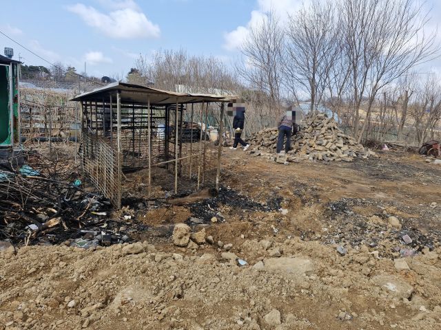 사회봉사 국민공모제를 통해 사화봉사자들로부터 도움을 받은 시흥시 정왕동 소재 화재 피해 농가. 안산준법지원센터 제공