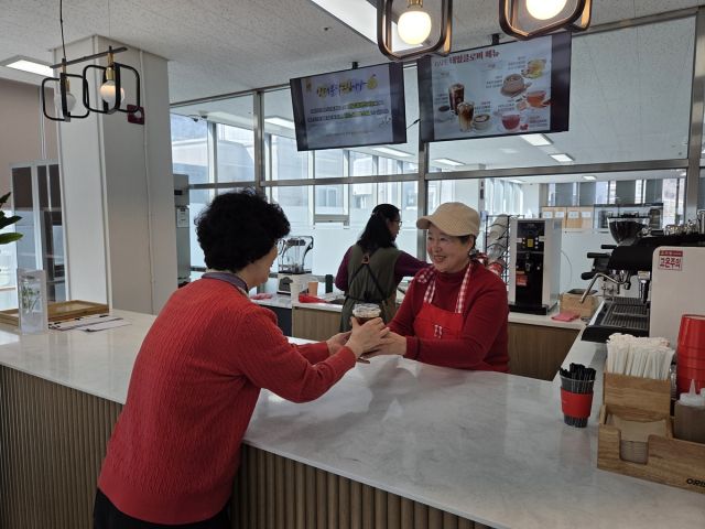 광주시노인복지관은 오포센터 2층에 노인 일자리 공동체 사업단의 하나인 ‘실버 카페 네잎클로버’를 개소하고 본격 운영에 들어갔다. 광주시 제공