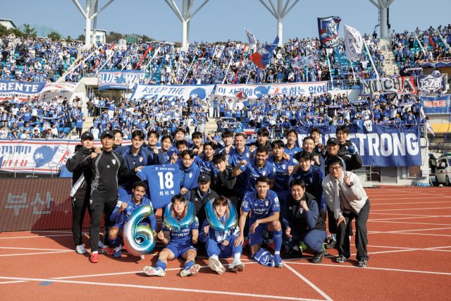 수원 삼성 선수단이 21일 김해종합운동장에서 열린 김해FC와의 K리그2 4라운드 원정 경기에서 3-0 완승을 거두고 기념촬영을 하고 있다. 한국프로축구연맹 제공