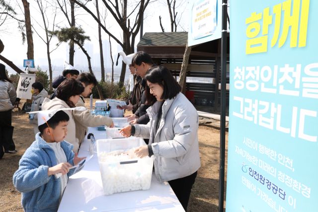 최근 인천 남동구 남동유수지에서 인천환경공단 승기사업소가 저어새 환영잔치 행사에 참여해 저어새 먹이섭취 방식 체험활동을 펼치고 있다. 환경공단 제공
