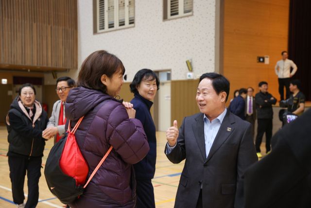 시민과 인사 중인 주광덕 시장. 남양주시 제공