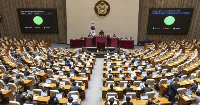 22일 국회에서 열린 본회의에서 민주당 주도로 윤석열 정권 정치검찰 조작 기소 의혹 사건 진상규명 국정조사 계획서 승인의 건이 통과되고 있다. 연합뉴스