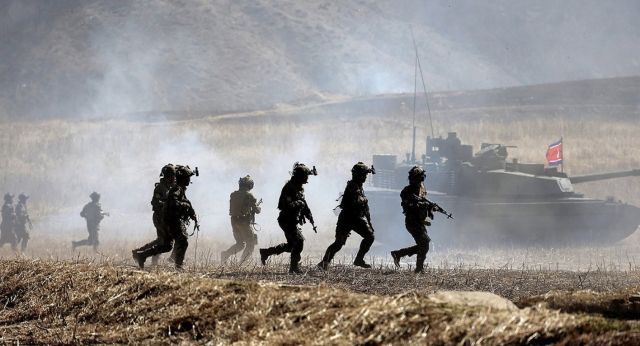 김정은,보병·탱크병구분대 협동공격전술연습 참관. 연합뉴스