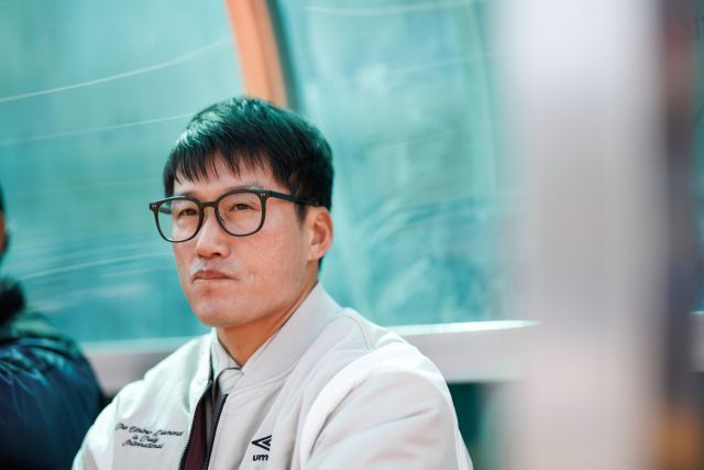 이정효 수원 삼성 감독이 21일 김해종합운동장에서 열린 김해FC와의 K리그2 4라운드 원정 경기에서 경기를 바라보고 있다. 한국프로축구연맹 제공