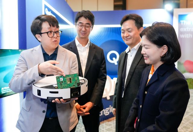 지난 20일 그랜드 하얏트 서울 호텔에서 열린 주한미국상공회의소(AMCHAM, 암참) 연례행사에서 삼성전자 직원이 참석자들에게 2026년형 ‘비스포크 AI 스팀’의 특장점을 소개하고 있다. 삼성전자 제공