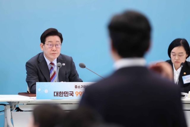 이재명 대통령이 20일 청와대 영빈관에서 열린 중소기업인과의 대화에서 참석자 발언을 듣고 있다. 연합뉴스