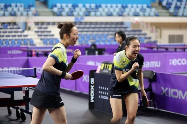 22일 인천 중구 인천공항공사 스카이돔에서 열린 두나무 프로탁구리그 시리즈1 여자복식서 우승한 화성도시공사의 양햐은(왼쪽)과 지은채 조. 한국프로탁구연맹 제공