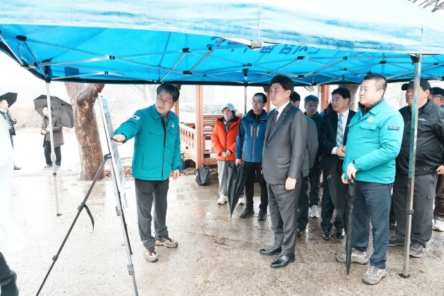 해빙기대비 안전 점검에 나선 방세환 시장이 관계자로부터 설명을 듣고 있다. 광주시 제공